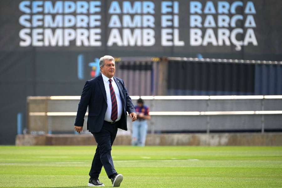 ثغرة مالية جديدة... برشلونة ينفق ملايين على لاعب وهمي