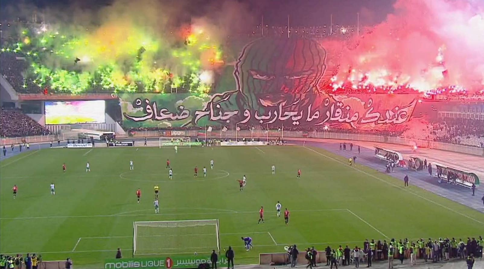 بعدما غابت الفرجة داخل المستطيل الأخضر  ,,,لا غالب ولا مغلوب في "داربي المدرجات" 
