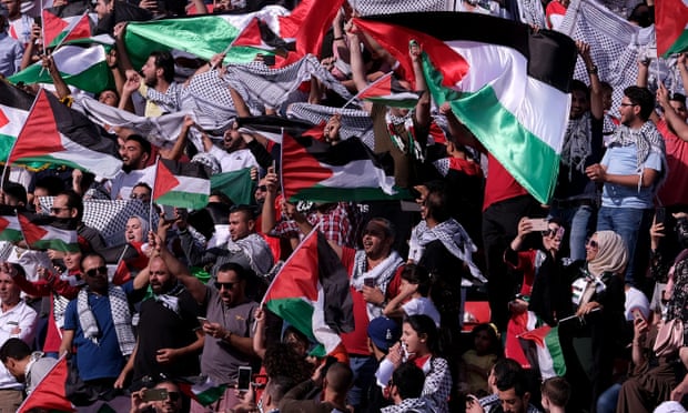 مشجعو نادٍ إسباني يرفعون علم فلسطين تضامنا مع غزة