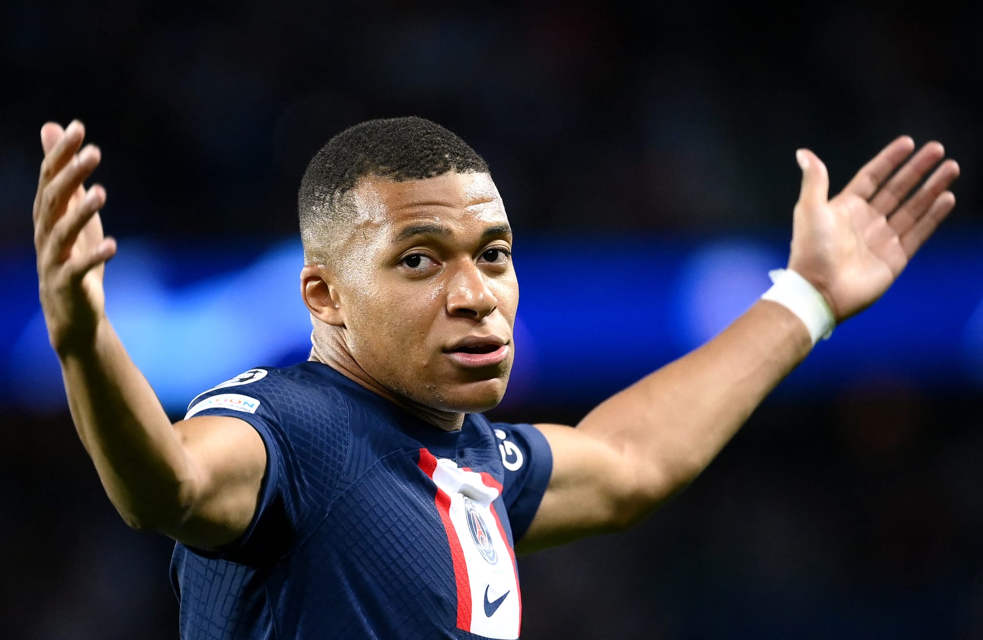  رئيس ريال مدريد يحل لغزا لمبابي ووالدته