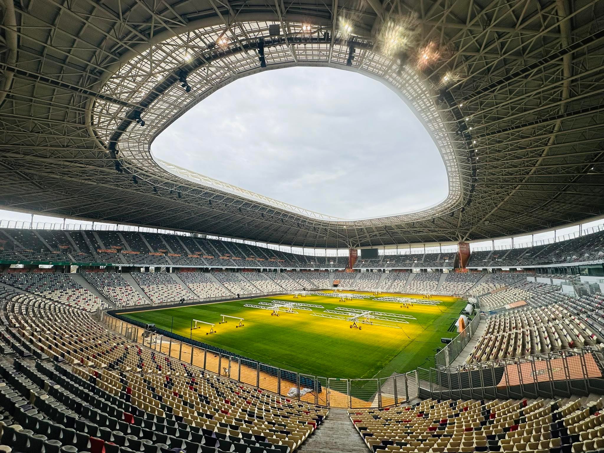 إضافة الشركات للملاعب الجزائرية قد يولد عائدات تقدر بالمليارات
