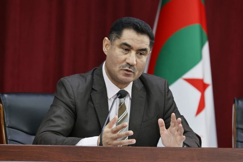 وزير الاتصال يؤكد على ضرورة الارتقاء بمستوى الإعلام الرياضي وتكييفه مع البيئة القانونية الجديدة